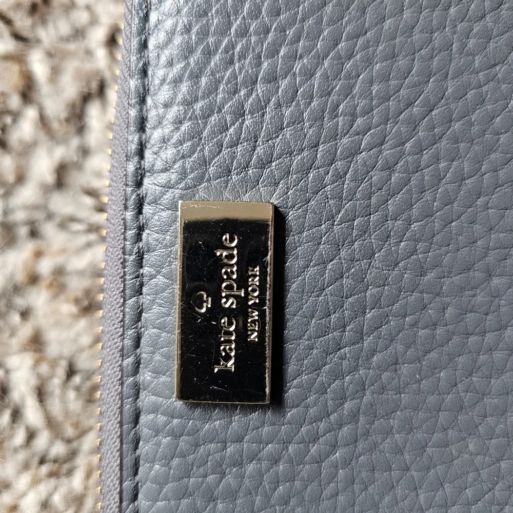 KATE SPADE Gray Grain Leather Wallet with Gold LOGO‎ PLATE